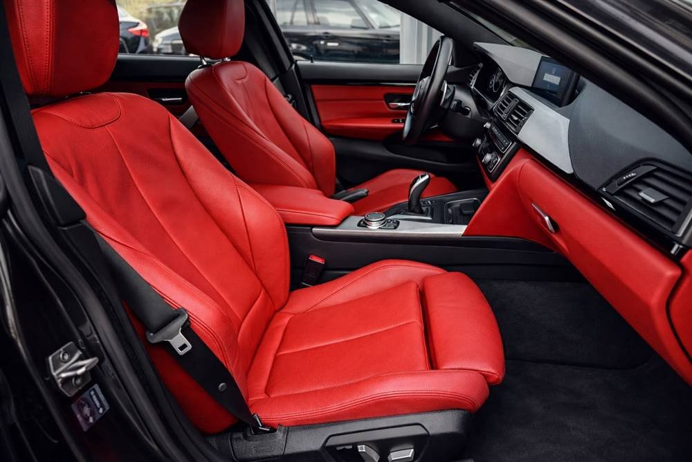 Intérieur cuir rouge remis à neuf par BK Auto Brillance